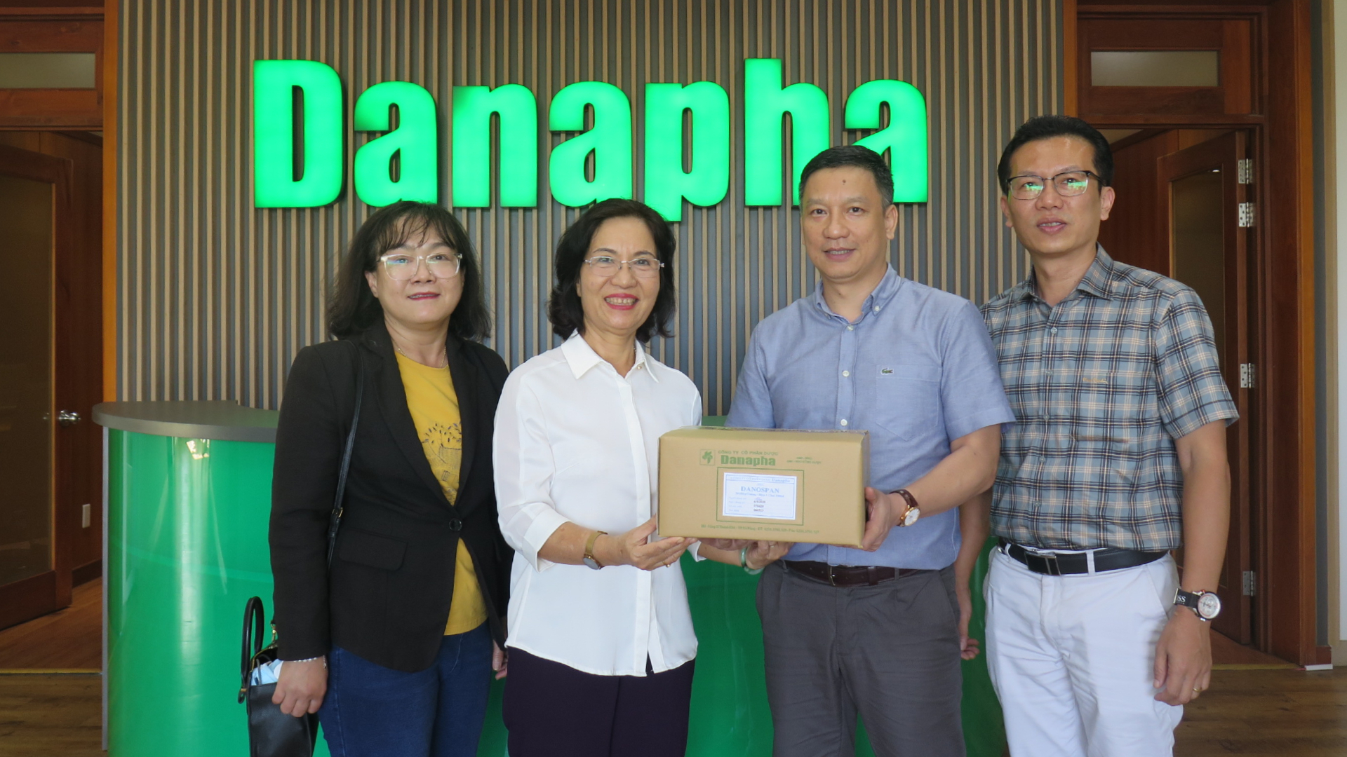 Ông Lê Thăng Bình trao quà ủng hộ cho Bà Trần Thị Hoa Ban